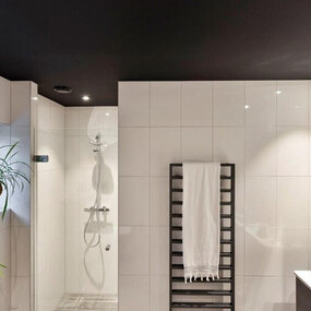 Modernes Badezimmer mit begehbarer Dusche, schwarzen Akzenten und weiß gefliesten Wänden.